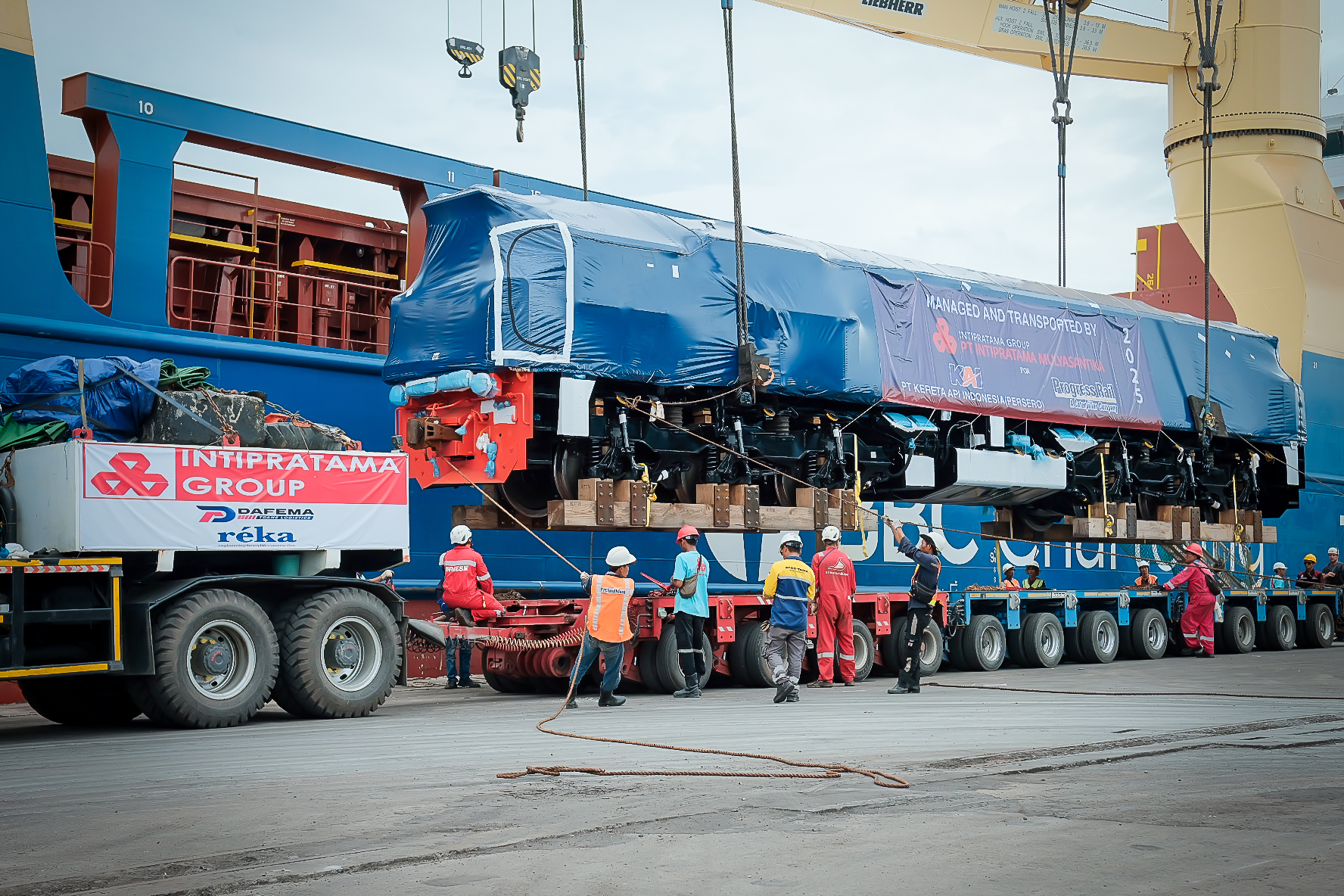 Dafema field team during cargo delivery